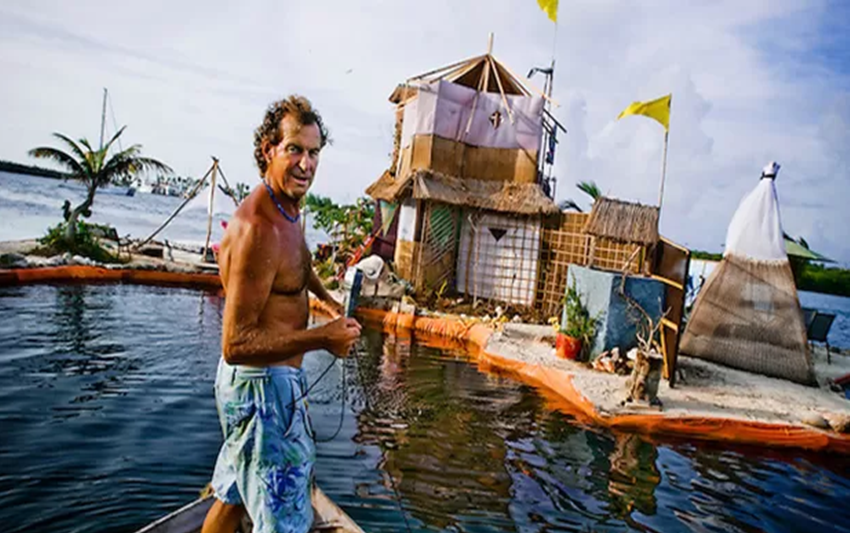 Britânico constrói ilha com 100 mil garrafas PET no México