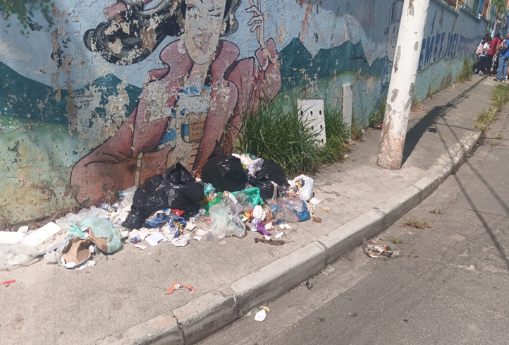 Lixo é jogado pela população em parede de escola municipal