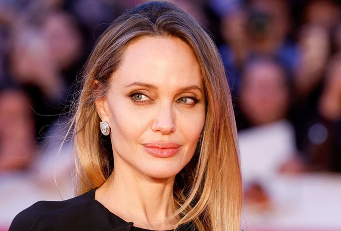 Angelina Jolie, aos 51 anos, converteu 39 hectares de floresta no Camboja, anteriormente visados pela caça, em uma reserva dedicada à vida selvagem